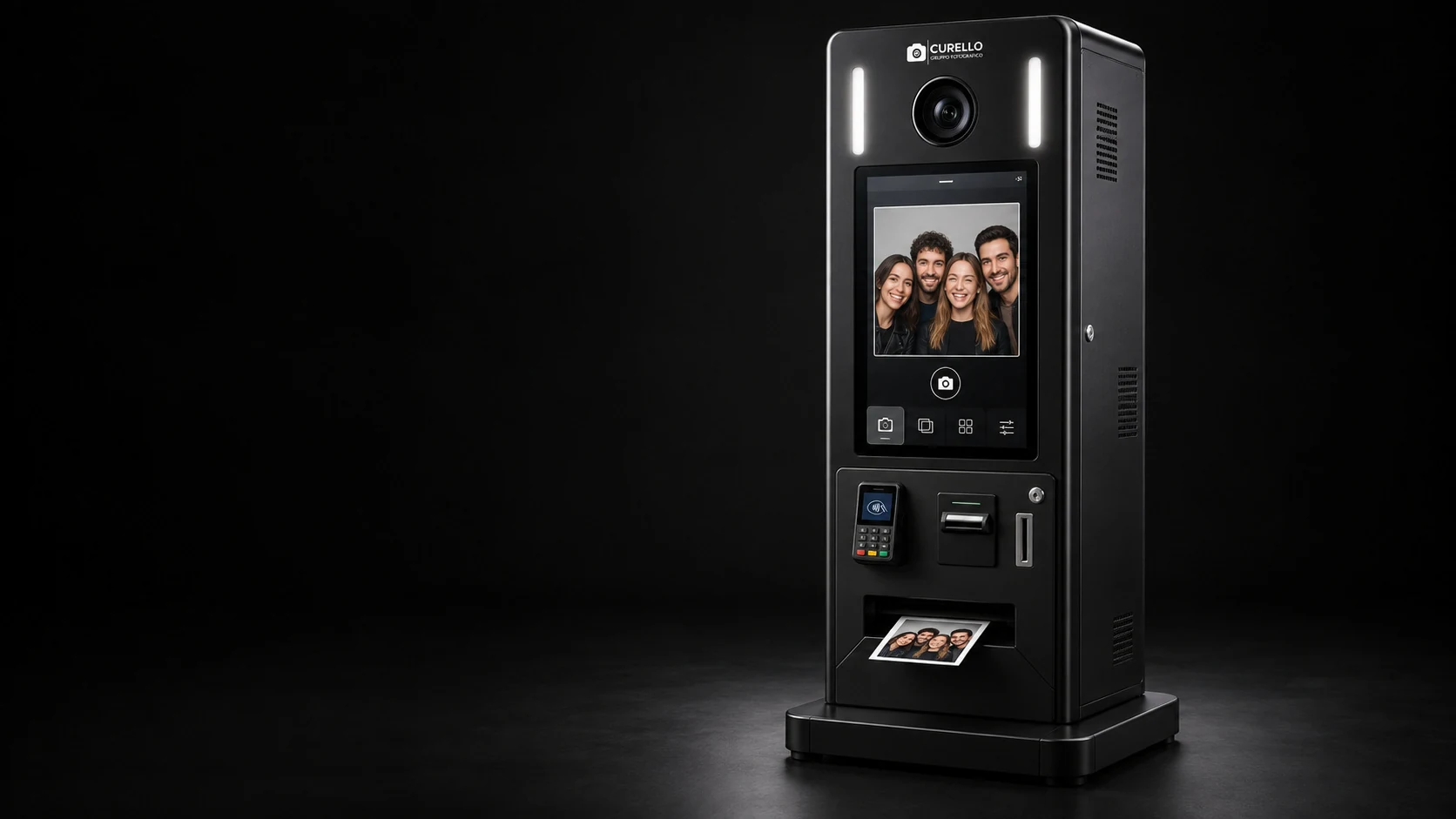 Visualizzazione del concept Curello Photo Booth, con fotocamera, touch verticale e vano per il ritiro della stampa