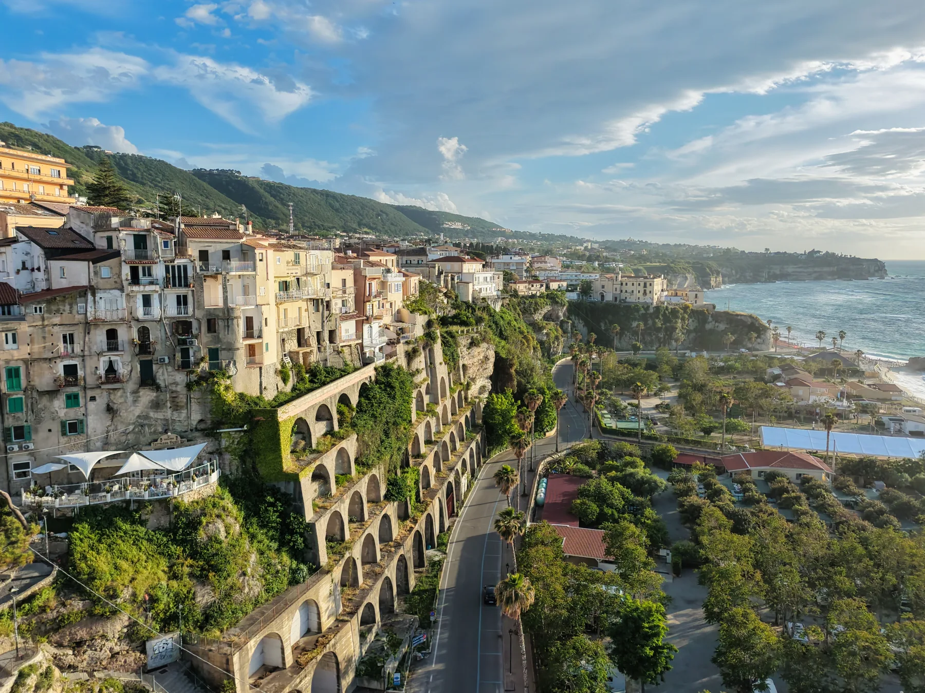 Centro storico di Tropea visto dal drone durante un photo tour per turisti