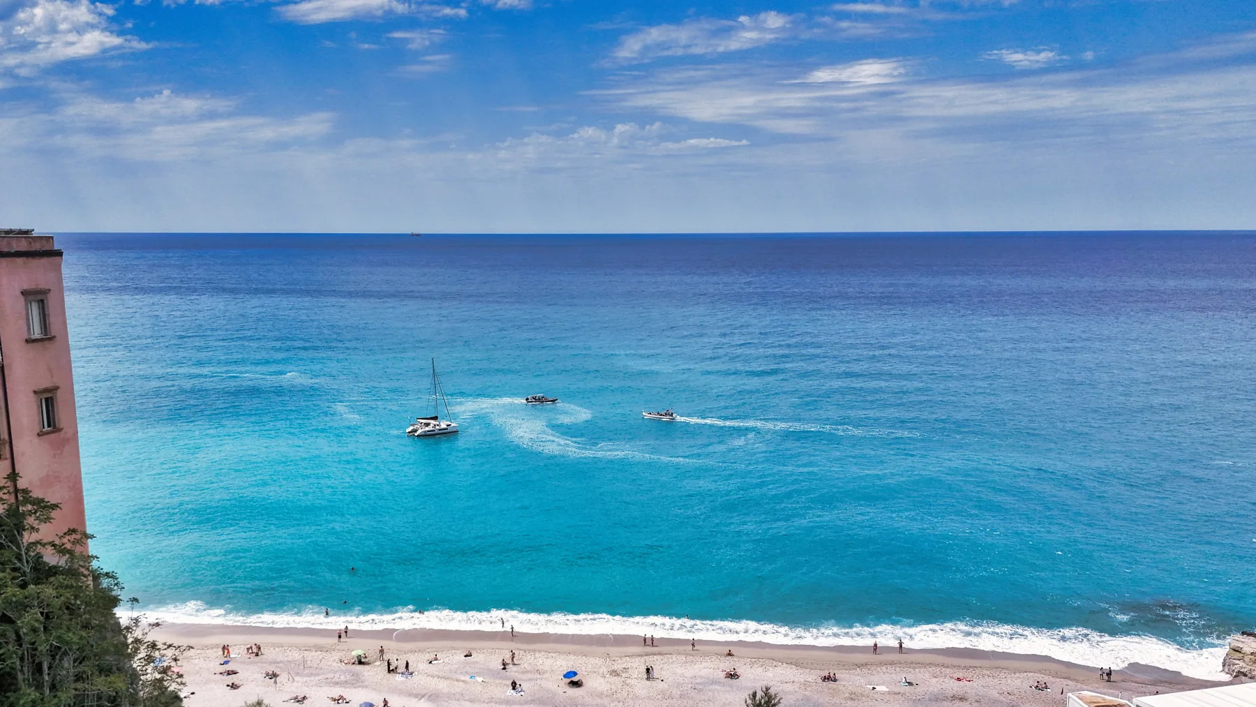Spiaggia e mare cristallino di Tropea per shooting fotografico turistico